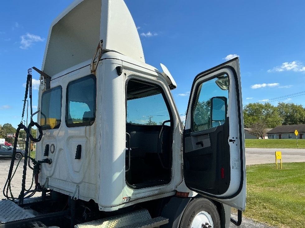 Day Cab Tractor-Heavy Duty Tractors-Freightliner-2022-T11664ST-Elkhart-IN-582,378\n\t\tmiles-$ 36,000 - Image 12