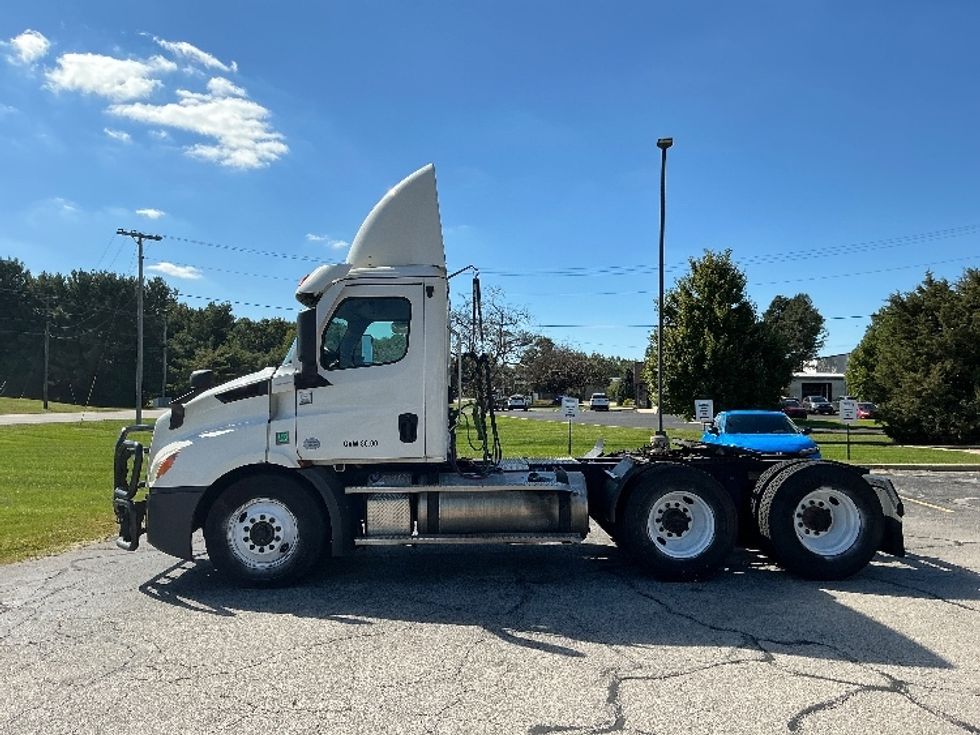 Day Cab Tractor-Heavy Duty Tractors-Freightliner-2022-T11664ST-Elkhart-IN-582,378\n\t\tmiles-$ 36,000 - Image 4