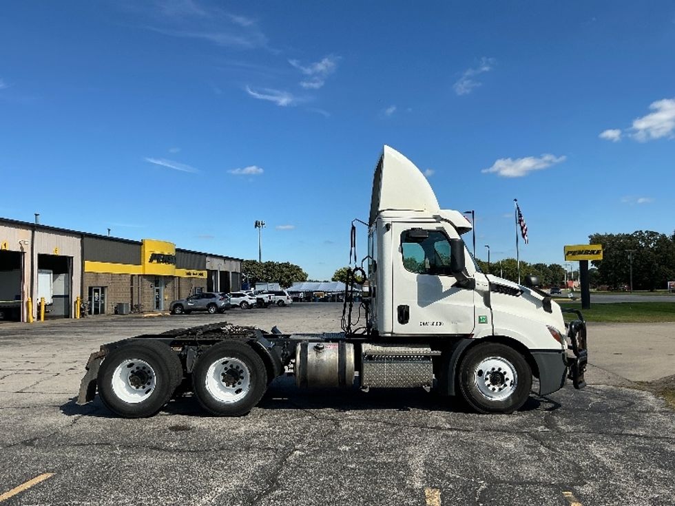 Day Cab Tractor-Heavy Duty Tractors-Freightliner-2022-T11664ST-Elkhart-IN-582,378\n\t\tmiles-$ 36,000 - Image 8