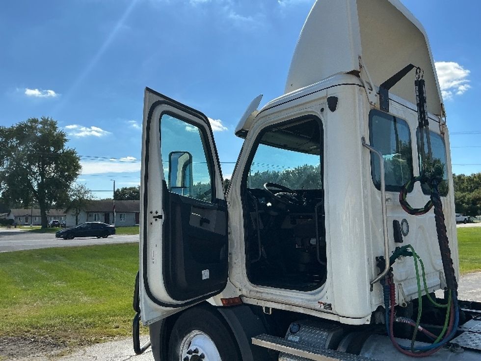 Day Cab Tractor-Heavy Duty Tractors-Freightliner-2022-T11664ST-Elkhart-IN-582,378\n\t\tmiles-$ 36,000 - Image 9