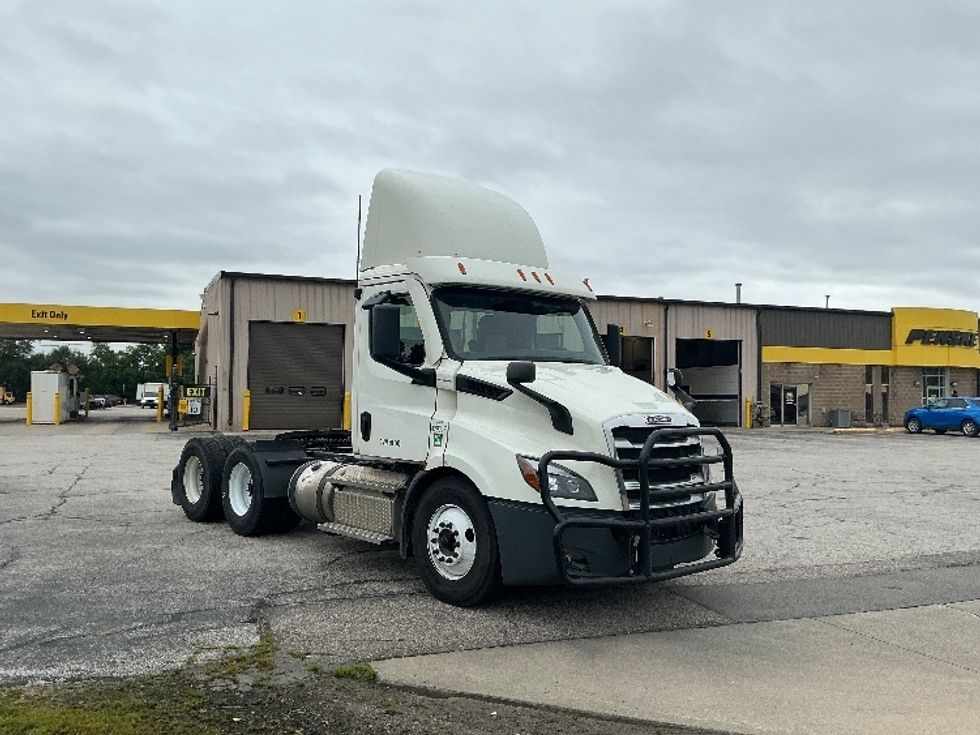 Day Cab Tractor-Heavy Duty Tractors-Freightliner-2022-T11664ST-Elkhart-IN-585,486\n\t\tmiles-$ 35,750 - Image 1