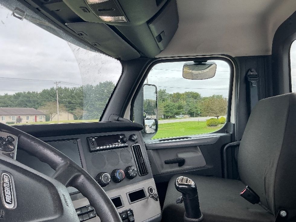 Day Cab Tractor-Heavy Duty Tractors-Freightliner-2022-T11664ST-Elkhart-IN-585,486\n\t\tmiles-$ 35,750 - Image 10