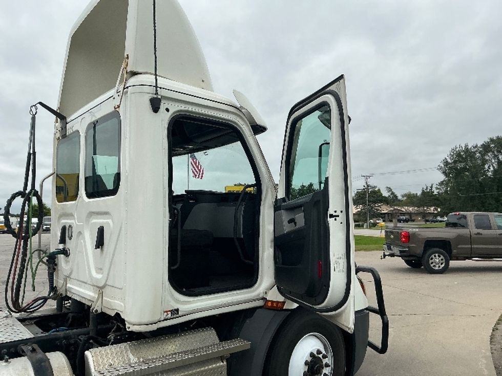 Day Cab Tractor-Heavy Duty Tractors-Freightliner-2022-T11664ST-Elkhart-IN-585,486\n\t\tmiles-$ 35,750 - Image 12