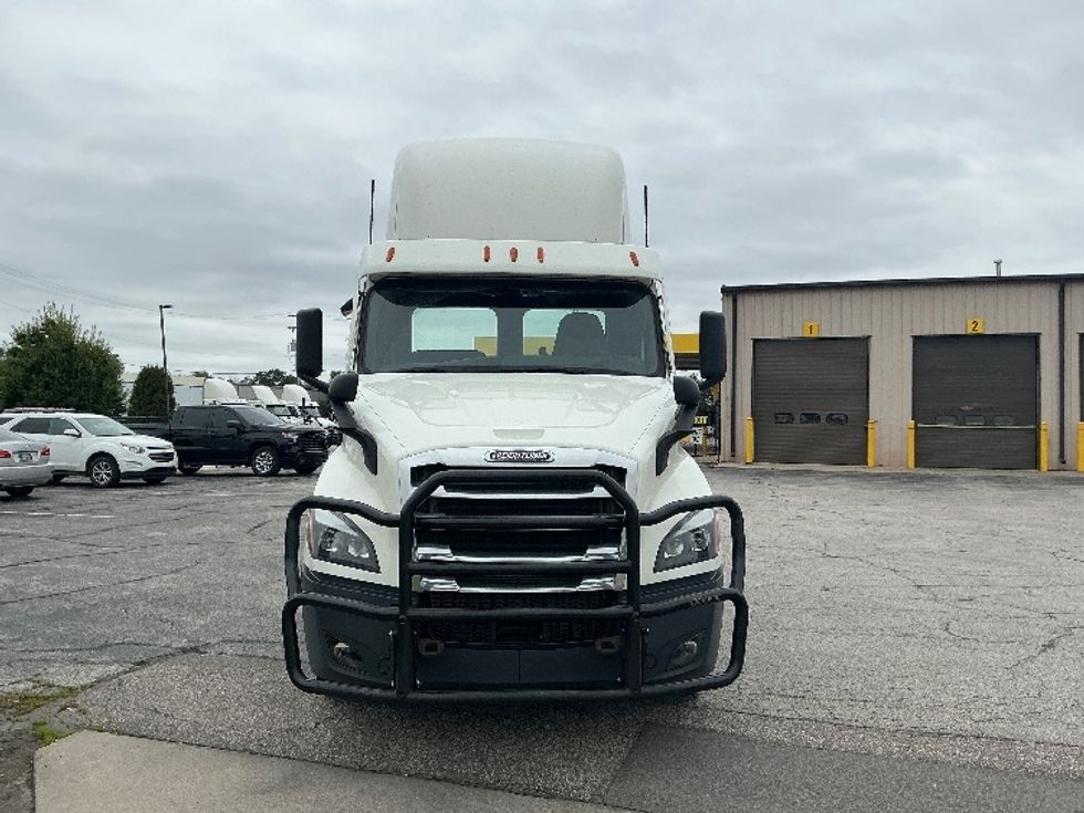 Day Cab Tractor-Heavy Duty Tractors-Freightliner-2022-T11664ST-Elkhart-IN-585,486\n\t\tmiles-$ 35,750 - Image 2
