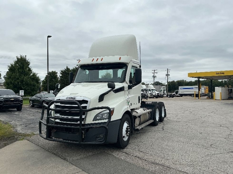 Day Cab Tractor-Heavy Duty Tractors-Freightliner-2022-T11664ST-Elkhart-IN-585,486\n\t\tmiles-$ 35,750 - Image 3