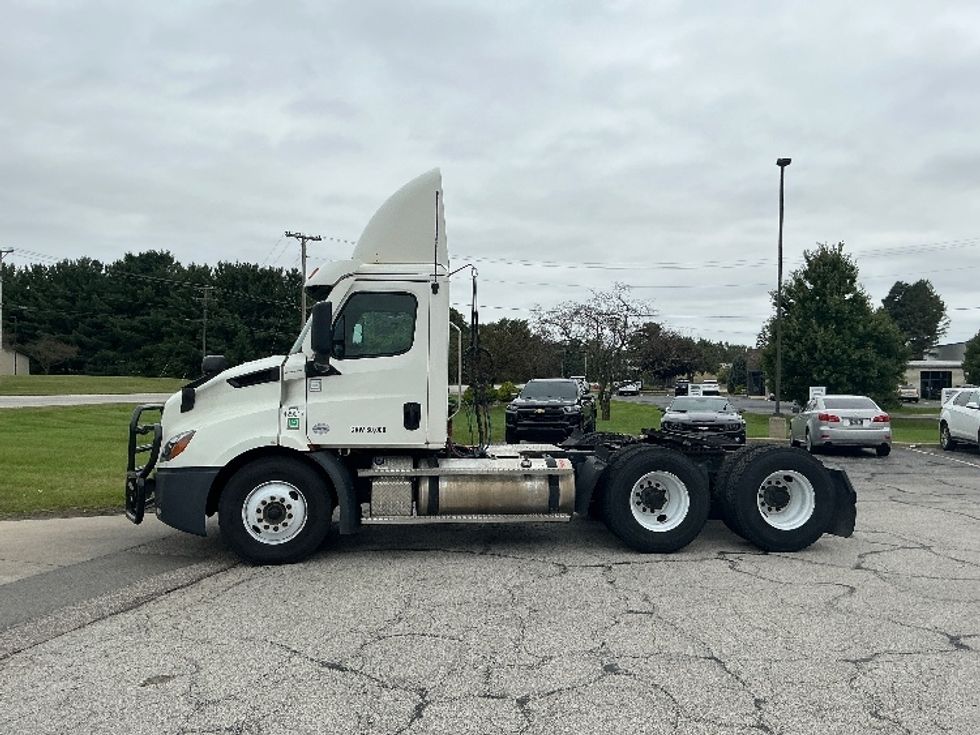 Day Cab Tractor-Heavy Duty Tractors-Freightliner-2022-T11664ST-Elkhart-IN-585,486\n\t\tmiles-$ 35,750 - Image 4