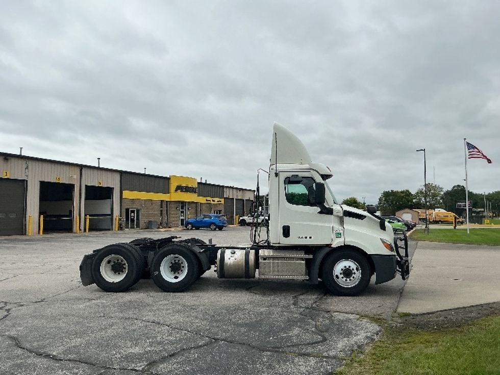 Day Cab Tractor-Heavy Duty Tractors-Freightliner-2022-T11664ST-Elkhart-IN-585,486\n\t\tmiles-$ 35,750 - Image 8