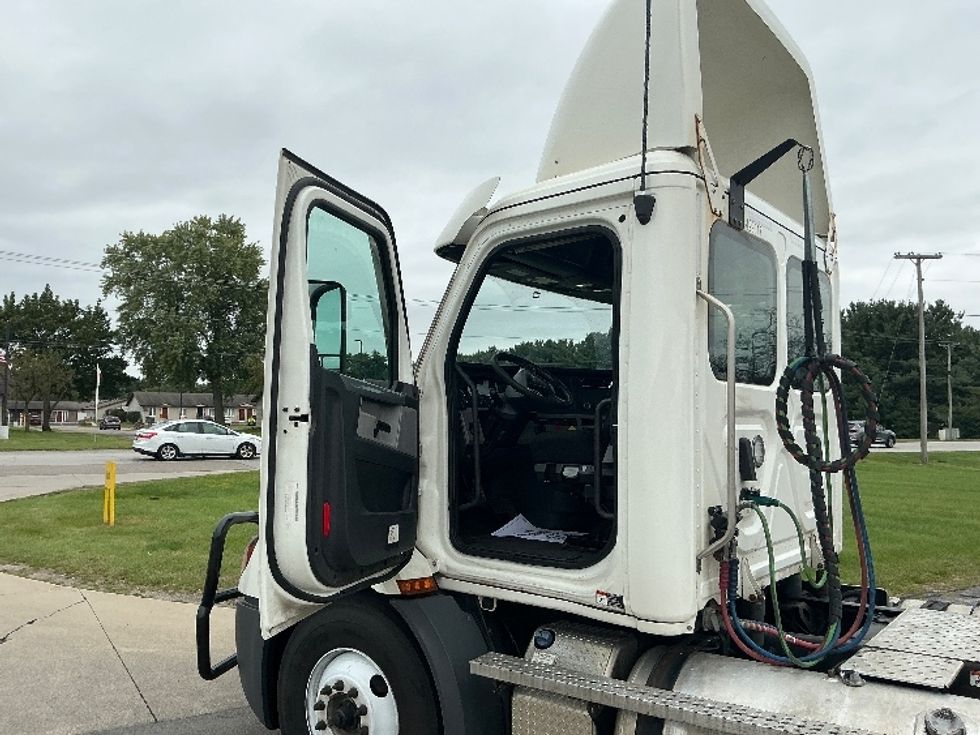 Day Cab Tractor-Heavy Duty Tractors-Freightliner-2022-T11664ST-Elkhart-IN-585,486\n\t\tmiles-$ 35,750 - Image 9