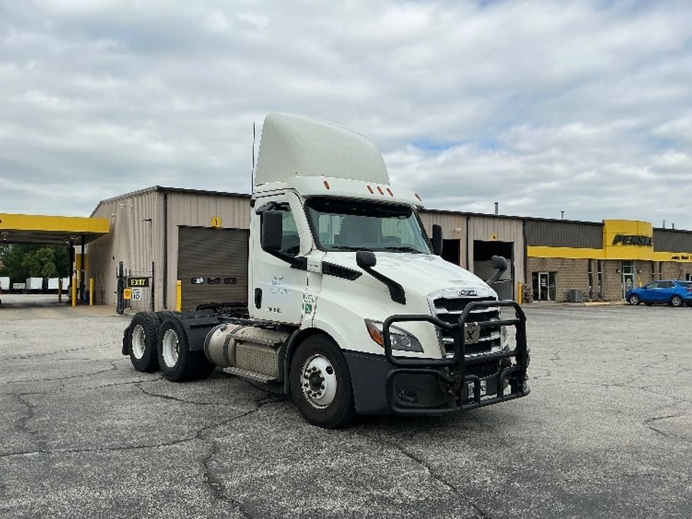Day Cab Tractor-Heavy Duty Tractors-Freightliner-2022-T11664ST-Elkhart-IN-655,955\n\t\tmiles-$ 28,750 - Image 1