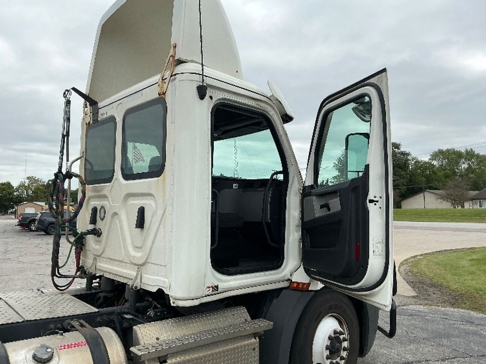 Day Cab Tractor-Heavy Duty Tractors-Freightliner-2022-T11664ST-Elkhart-IN-655,955\n\t\tmiles-$ 28,750 - Image 12