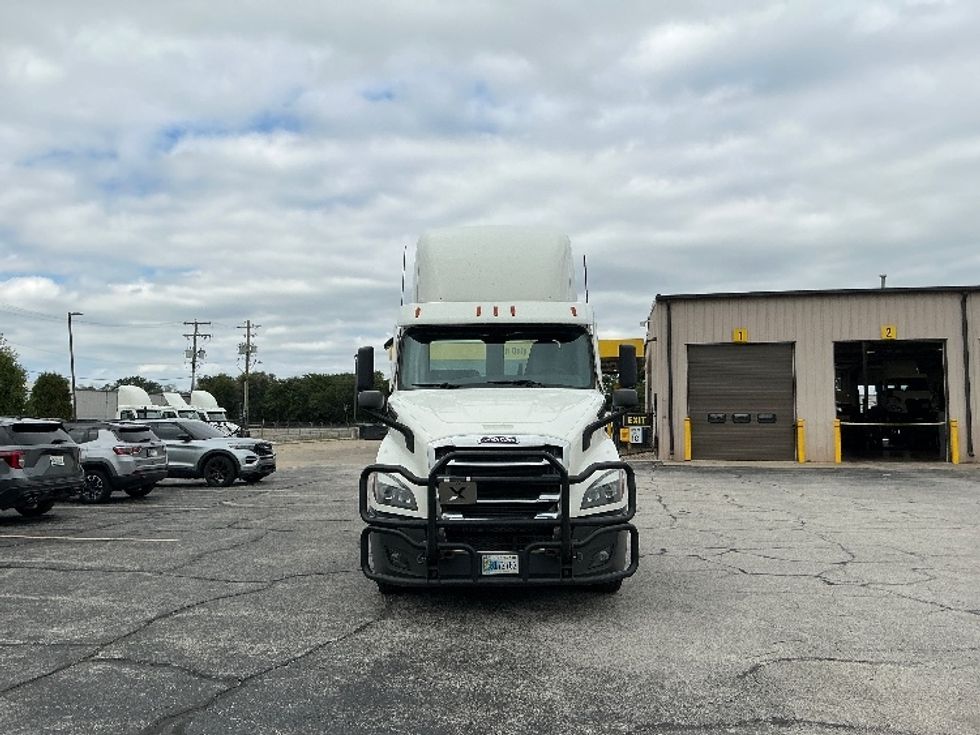 Day Cab Tractor-Heavy Duty Tractors-Freightliner-2022-T11664ST-Elkhart-IN-655,955\n\t\tmiles-$ 28,750 - Image 2