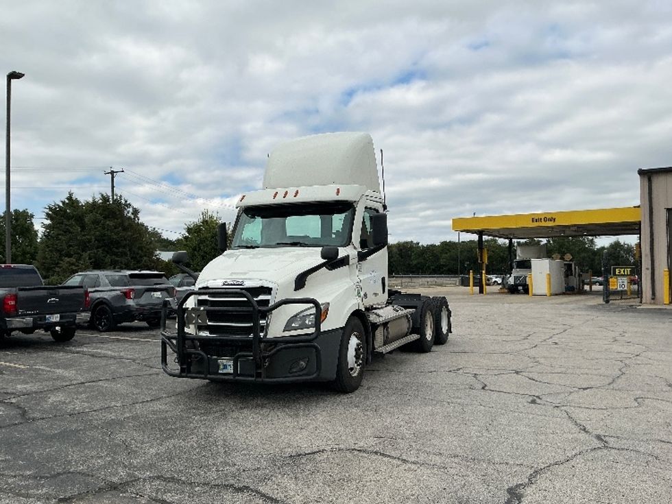 Day Cab Tractor-Heavy Duty Tractors-Freightliner-2022-T11664ST-Elkhart-IN-655,955\n\t\tmiles-$ 28,750 - Image 3