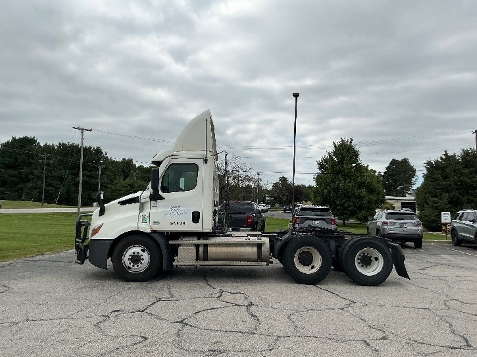 Day Cab Tractor-Heavy Duty Tractors-Freightliner-2022-T11664ST-Elkhart-IN-655,955\n\t\tmiles-$ 28,750 - Image 4