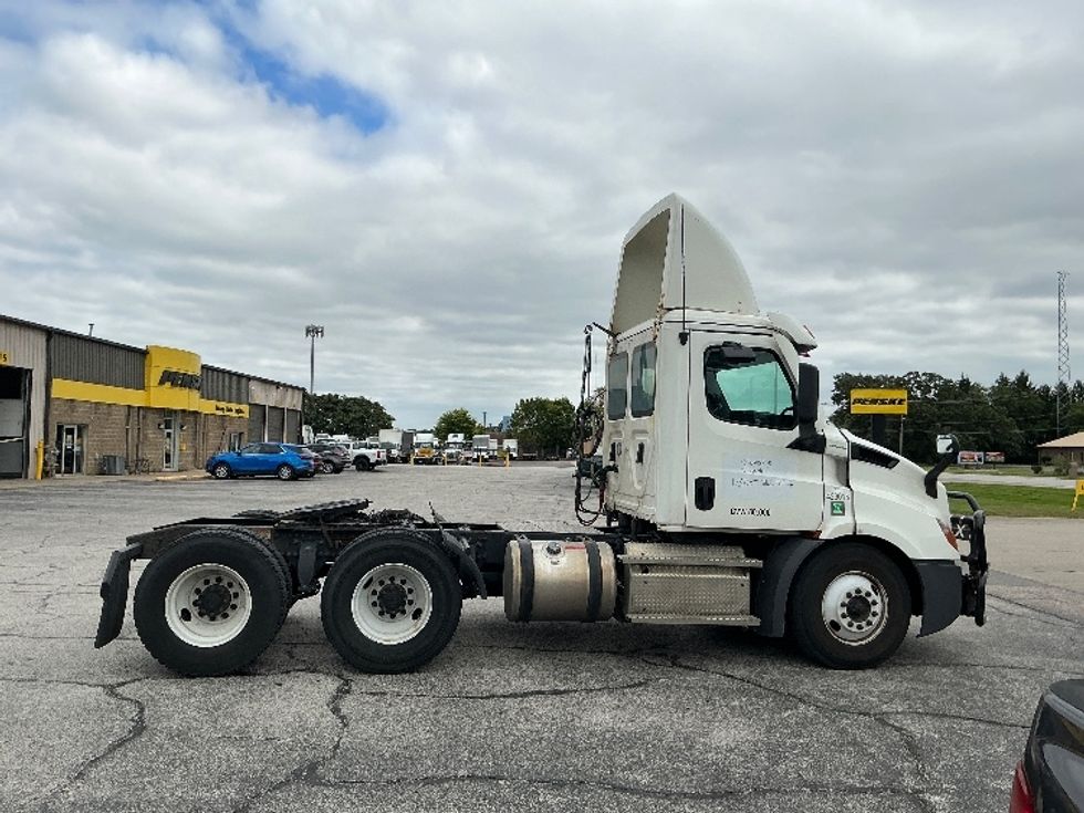 Day Cab Tractor-Heavy Duty Tractors-Freightliner-2022-T11664ST-Elkhart-IN-655,955\n\t\tmiles-$ 28,750 - Image 8