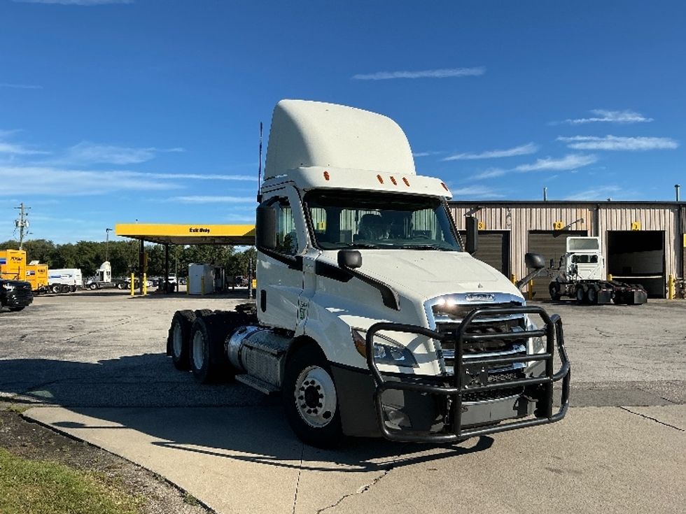 Day Cab Tractor-Heavy Duty Tractors-Freightliner-2022-T11664ST-Elkhart-IN-658,880\n\t\tmiles-$ 28,750 - Image 1