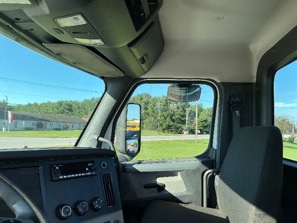 Day Cab Tractor-Heavy Duty Tractors-Freightliner-2022-T11664ST-Elkhart-IN-658,880\n\t\tmiles-$ 28,750 - Image 10