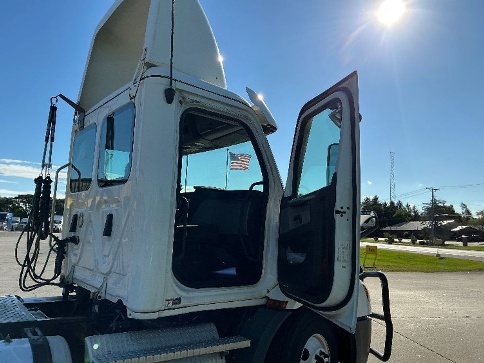 Day Cab Tractor-Heavy Duty Tractors-Freightliner-2022-T11664ST-Elkhart-IN-658,880\n\t\tmiles-$ 28,750 - Image 12