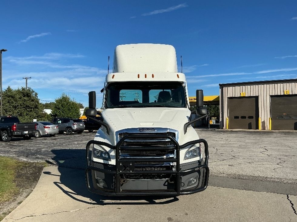 Day Cab Tractor-Heavy Duty Tractors-Freightliner-2022-T11664ST-Elkhart-IN-658,880\n\t\tmiles-$ 28,750 - Image 2
