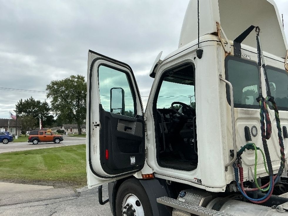 Day Cab Tractor-Heavy Duty Tractors-Freightliner-2022-T11664ST-Elkhart-IN-658,880\n\t\tmiles-$ 28,750 - Image 9