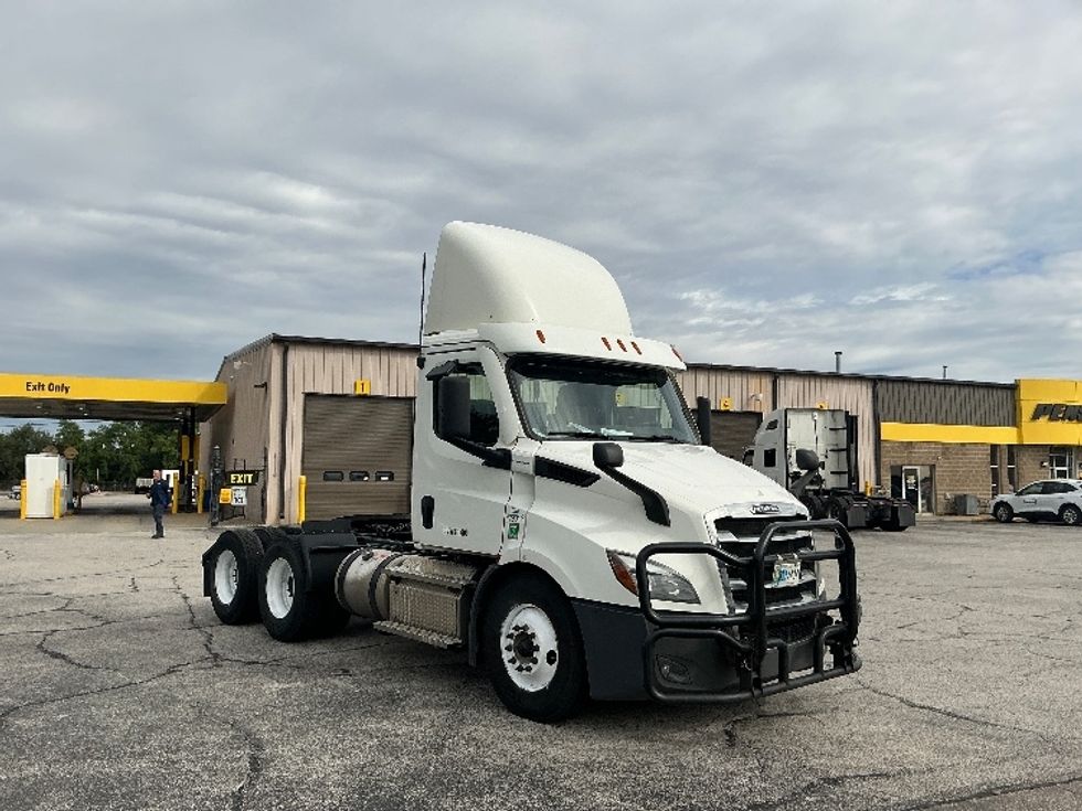 Day Cab Tractor-Heavy Duty Tractors-Freightliner-2022-T11664ST-Elkhart-IN-661,370\n\t\tmiles-$ 28,750 - Image 1