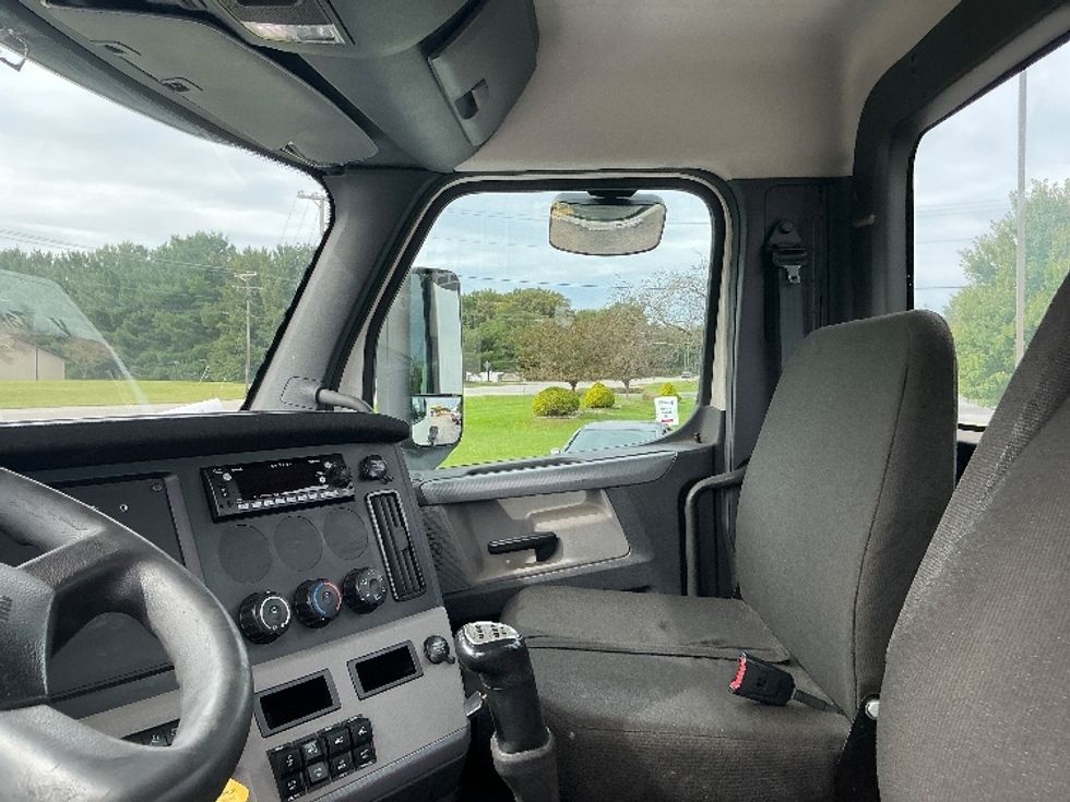 Day Cab Tractor-Heavy Duty Tractors-Freightliner-2022-T11664ST-Elkhart-IN-661,370\n\t\tmiles-$ 28,750 - Image 10
