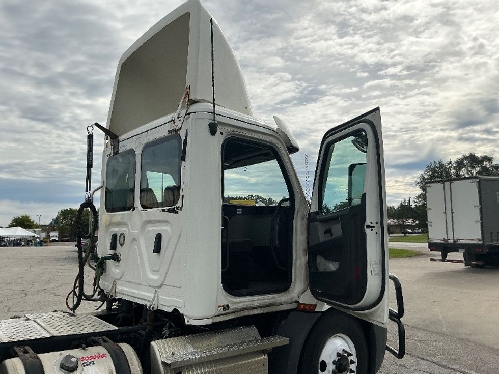 Day Cab Tractor-Heavy Duty Tractors-Freightliner-2022-T11664ST-Elkhart-IN-661,370\n\t\tmiles-$ 28,750 - Image 12