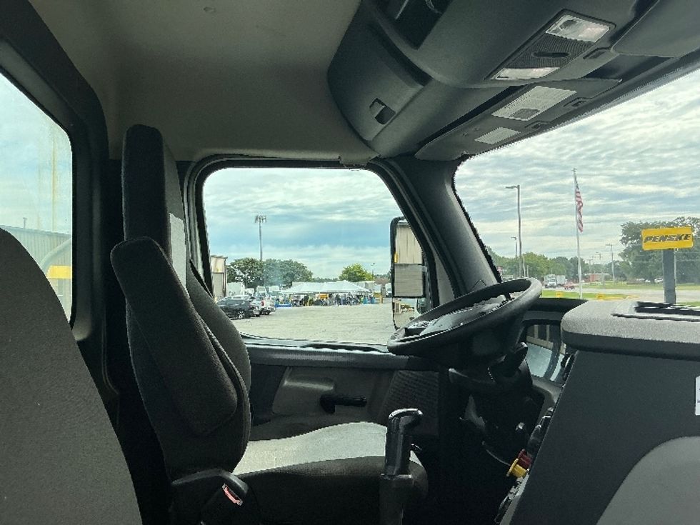 Day Cab Tractor-Heavy Duty Tractors-Freightliner-2022-T11664ST-Elkhart-IN-661,370\n\t\tmiles-$ 28,750 - Image 14