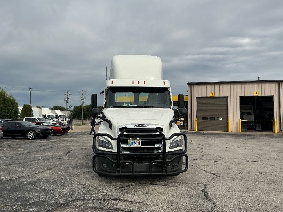 Day Cab Tractor-Heavy Duty Tractors-Freightliner-2022-T11664ST-Elkhart-IN-661,370\n\t\tmiles-$ 28,750 - Image 2