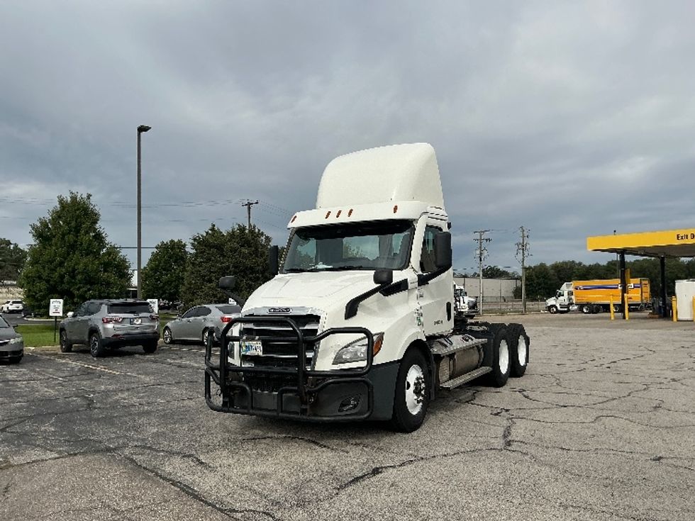 Day Cab Tractor-Heavy Duty Tractors-Freightliner-2022-T11664ST-Elkhart-IN-661,370\n\t\tmiles-$ 28,750 - Image 3