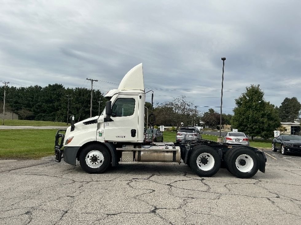Day Cab Tractor-Heavy Duty Tractors-Freightliner-2022-T11664ST-Elkhart-IN-661,370\n\t\tmiles-$ 28,750 - Image 4