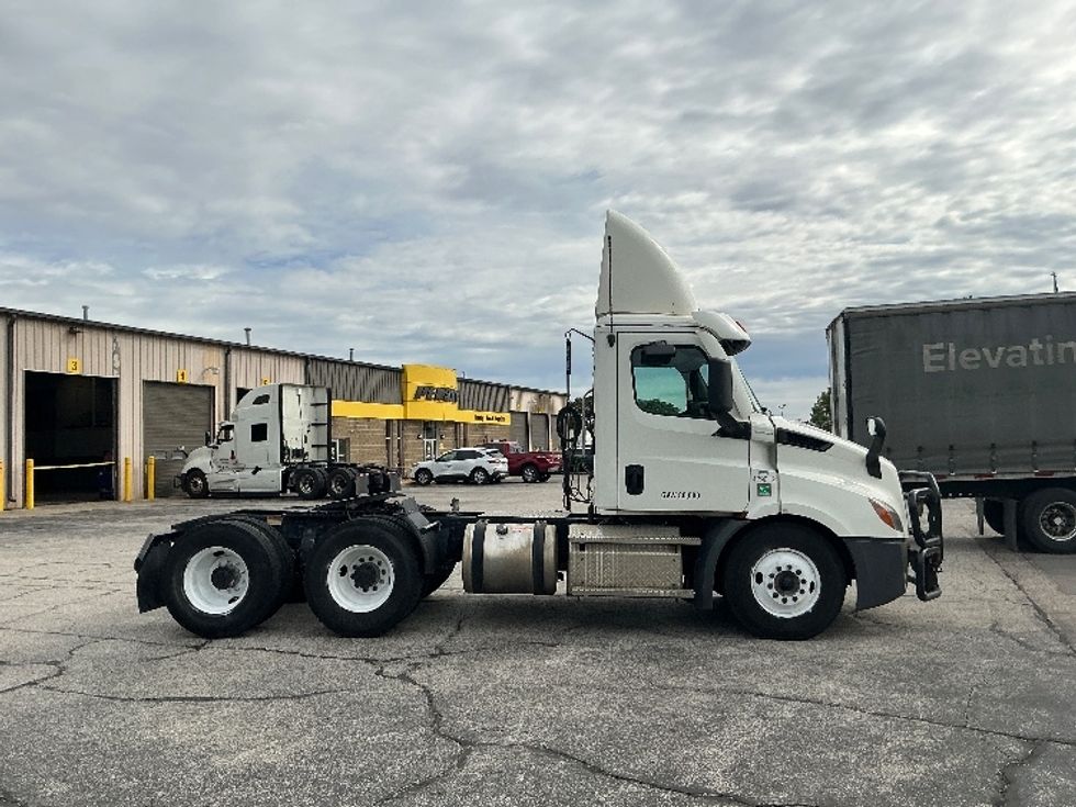Day Cab Tractor-Heavy Duty Tractors-Freightliner-2022-T11664ST-Elkhart-IN-661,370\n\t\tmiles-$ 28,750 - Image 8
