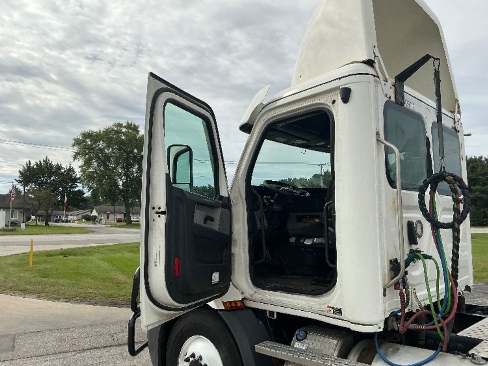 Day Cab Tractor-Heavy Duty Tractors-Freightliner-2022-T11664ST-Elkhart-IN-661,370\n\t\tmiles-$ 28,750 - Image 9