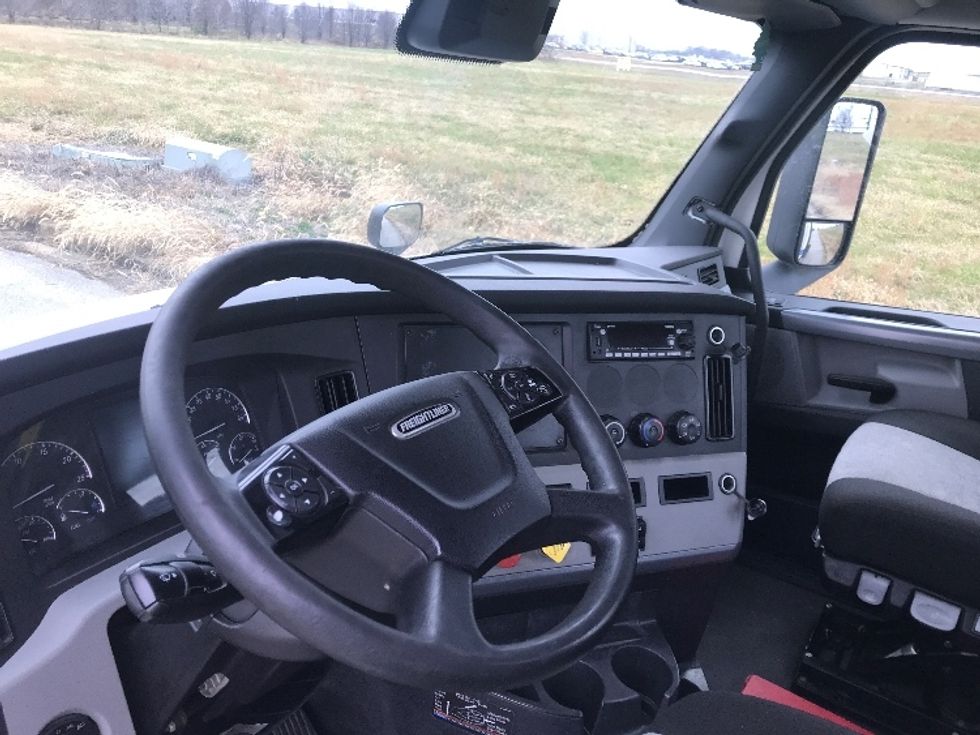 Day Cab Tractor-Heavy Duty Tractors-Freightliner-2022-T11664ST-Evansville-IN-556,283\n\t\tmiles-$ 40,500 - Image 10