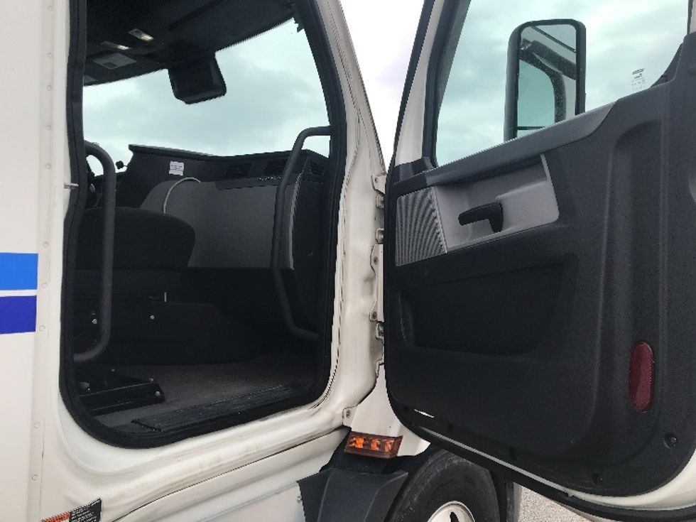 Day Cab Tractor-Heavy Duty Tractors-Freightliner-2022-T11664ST-Evansville-IN-556,283\n\t\tmiles-$ 40,500 - Image 12