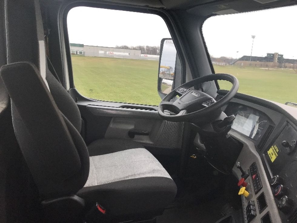 Day Cab Tractor-Heavy Duty Tractors-Freightliner-2022-T11664ST-Evansville-IN-556,283\n\t\tmiles-$ 40,500 - Image 14