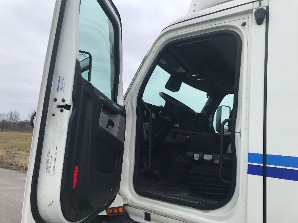 Day Cab Tractor-Heavy Duty Tractors-Freightliner-2022-T11664ST-Evansville-IN-556,283\n\t\tmiles-$ 40,500 - Image 9