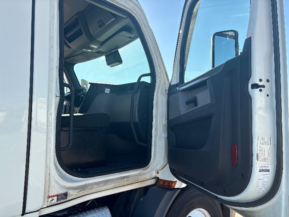 Day Cab Tractor-Heavy Duty Tractors-Freightliner-2022-T11664ST-Fort Worth-TX-332,623\n\t\tmiles-$ 69,500 - Image 12