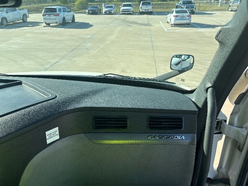 Day Cab Tractor-Heavy Duty Tractors-Freightliner-2022-T11664ST-Fort Worth-TX-332,623\n\t\tmiles-$ 69,500 - Image 13