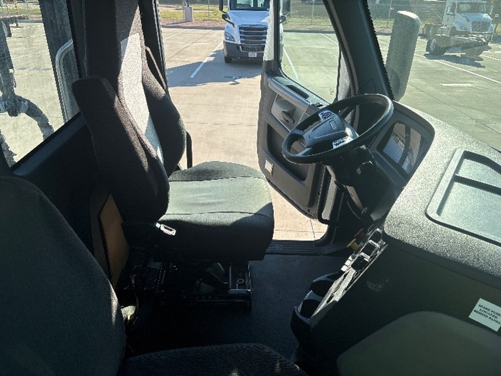 Day Cab Tractor-Heavy Duty Tractors-Freightliner-2022-T11664ST-Fort Worth-TX-332,623\n\t\tmiles-$ 69,500 - Image 14