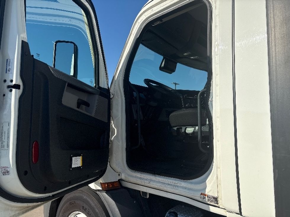 Day Cab Tractor-Heavy Duty Tractors-Freightliner-2022-T11664ST-Fort Worth-TX-332,623\n\t\tmiles-$ 69,500 - Image 9