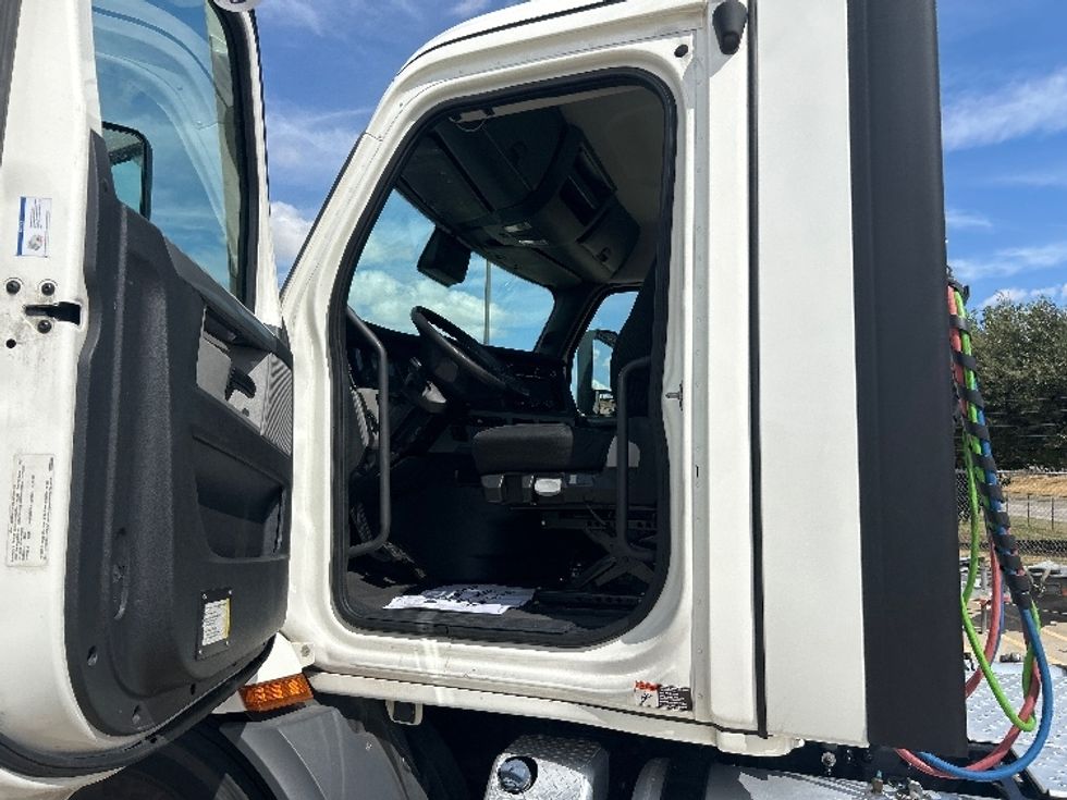 Day Cab Tractor-Heavy Duty Tractors-Freightliner-2022-T11664ST-Fort Worth-TX-342,576\n\t\tmiles-$ 72,000 - Image 9