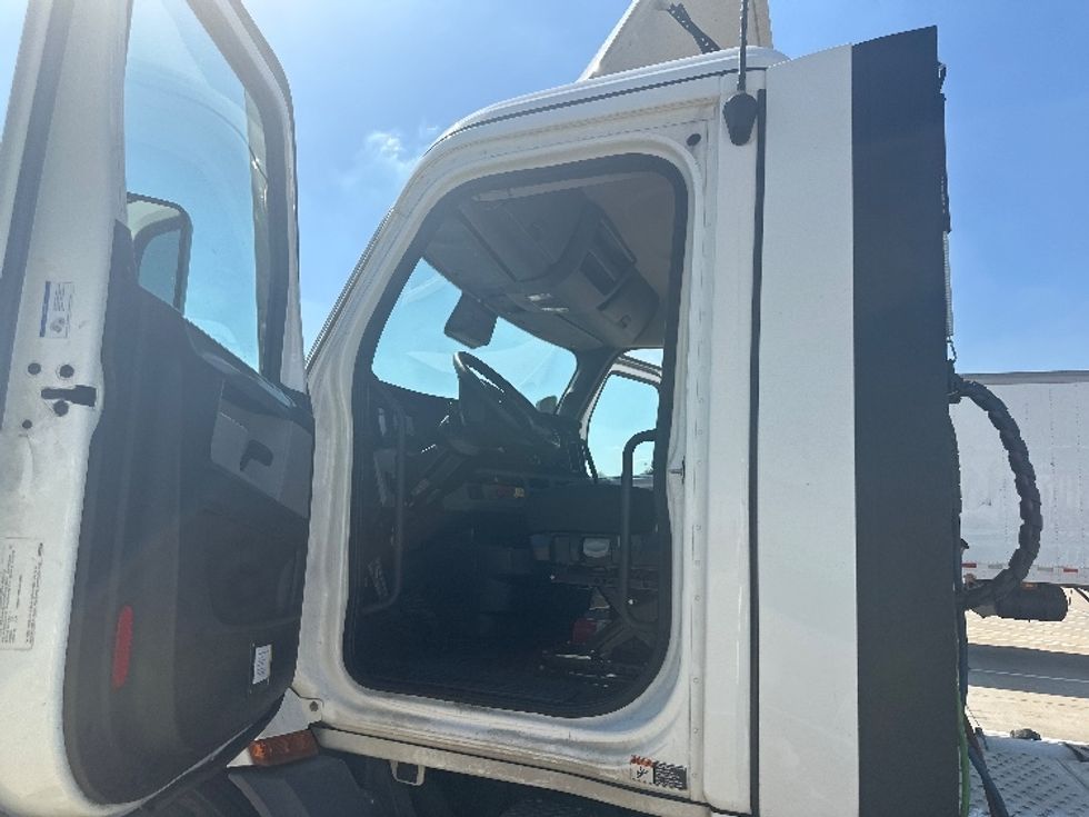 Day Cab Tractor-Heavy Duty Tractors-Freightliner-2022-T11664ST-Fort Worth-TX-347,568\n\t\tmiles-$ 68,750 - Image 9