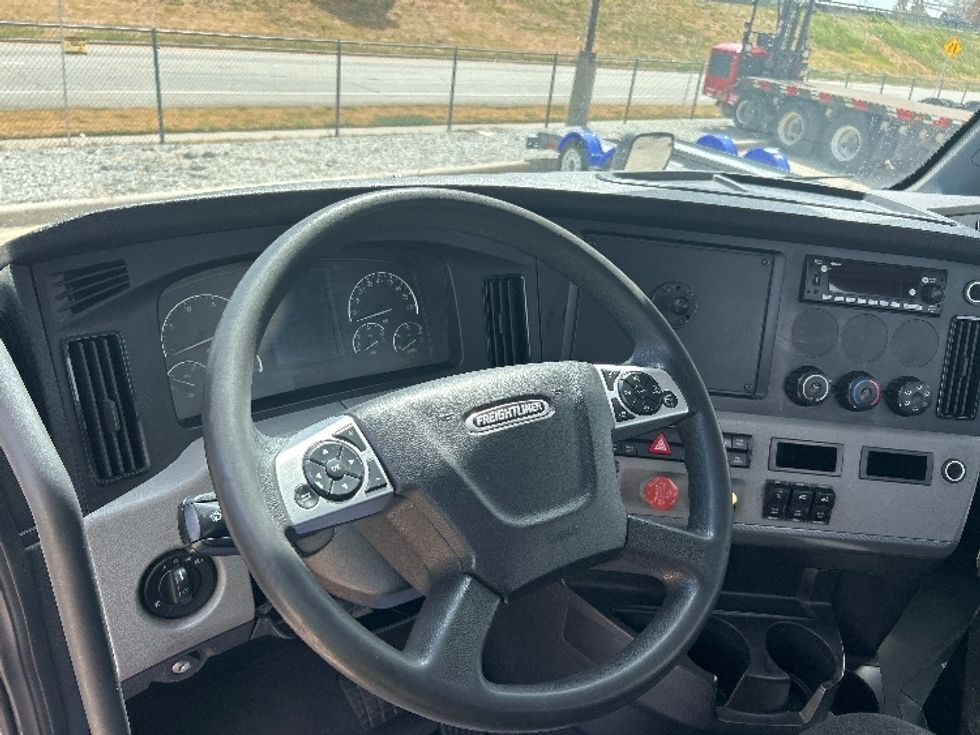 Day Cab Tractor-Heavy Duty Tractors-Freightliner-2022-T11664ST-Fort Worth-TX-411,611\n\t\tmiles-$ 62,250 - Image 11