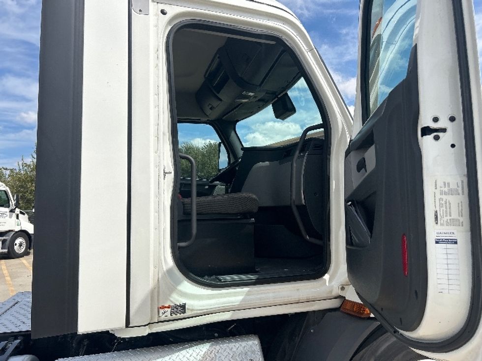 Day Cab Tractor-Heavy Duty Tractors-Freightliner-2022-T11664ST-Fort Worth-TX-411,611\n\t\tmiles-$ 62,250 - Image 12