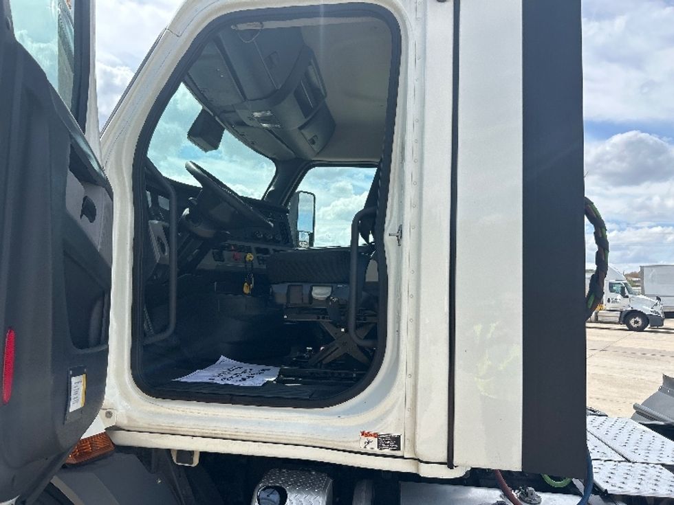 Day Cab Tractor-Heavy Duty Tractors-Freightliner-2022-T11664ST-Fort Worth-TX-411,611\n\t\tmiles-$ 62,250 - Image 9