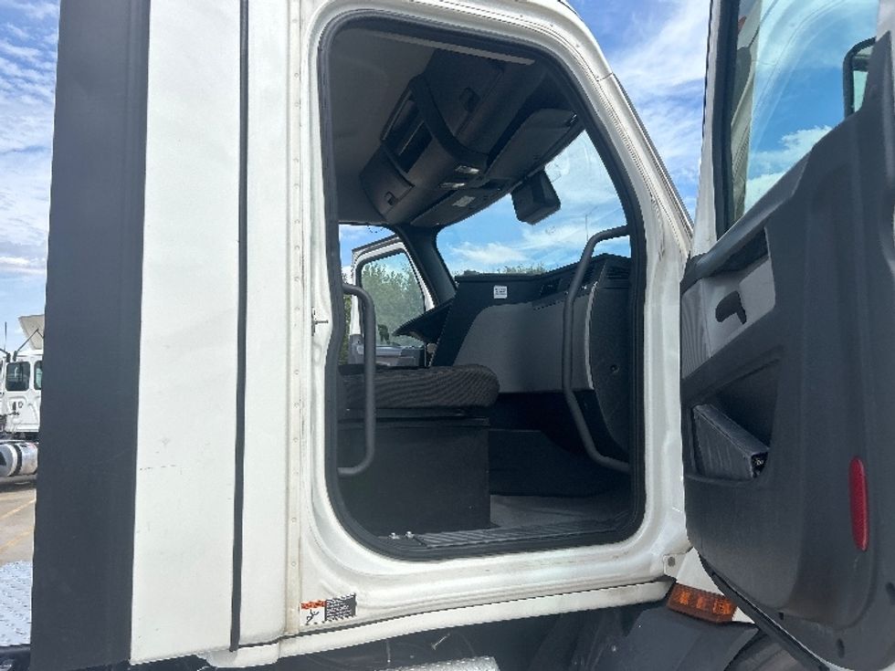 Day Cab Tractor-Heavy Duty Tractors-Freightliner-2022-T11664ST-Fort Worth-TX-447,993\n\t\tmiles-$ 58,750 - Image 12