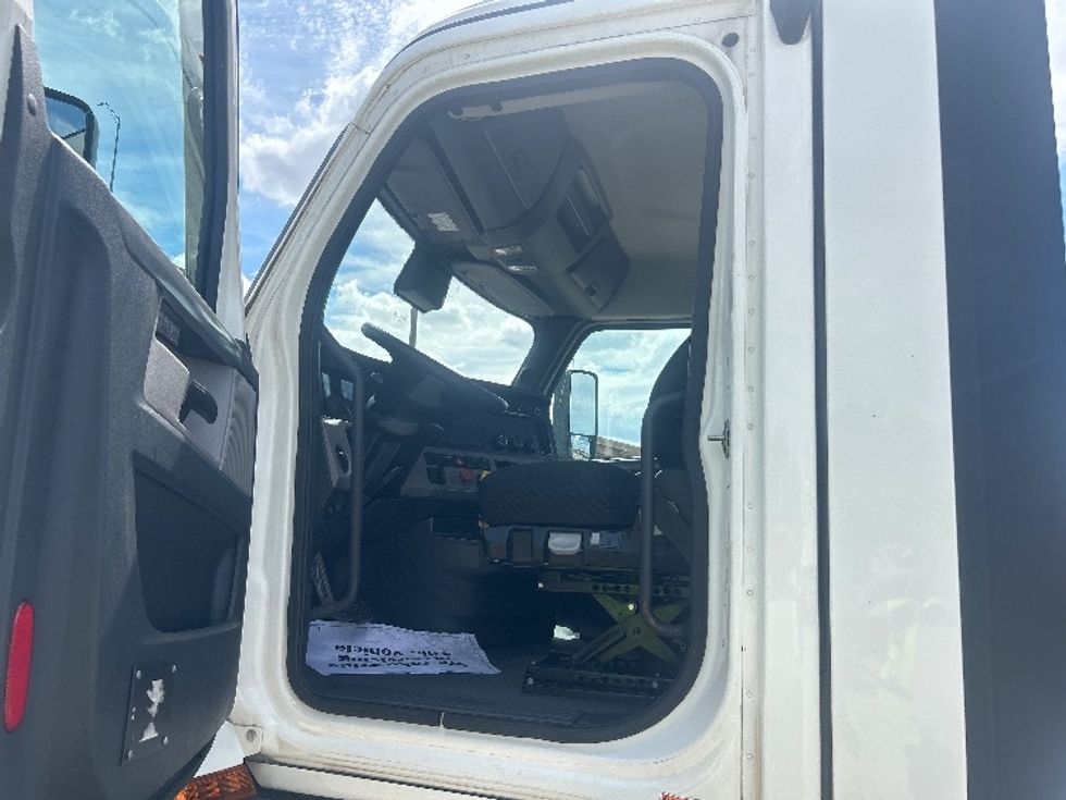 Day Cab Tractor-Heavy Duty Tractors-Freightliner-2022-T11664ST-Fort Worth-TX-447,993\n\t\tmiles-$ 58,750 - Image 9