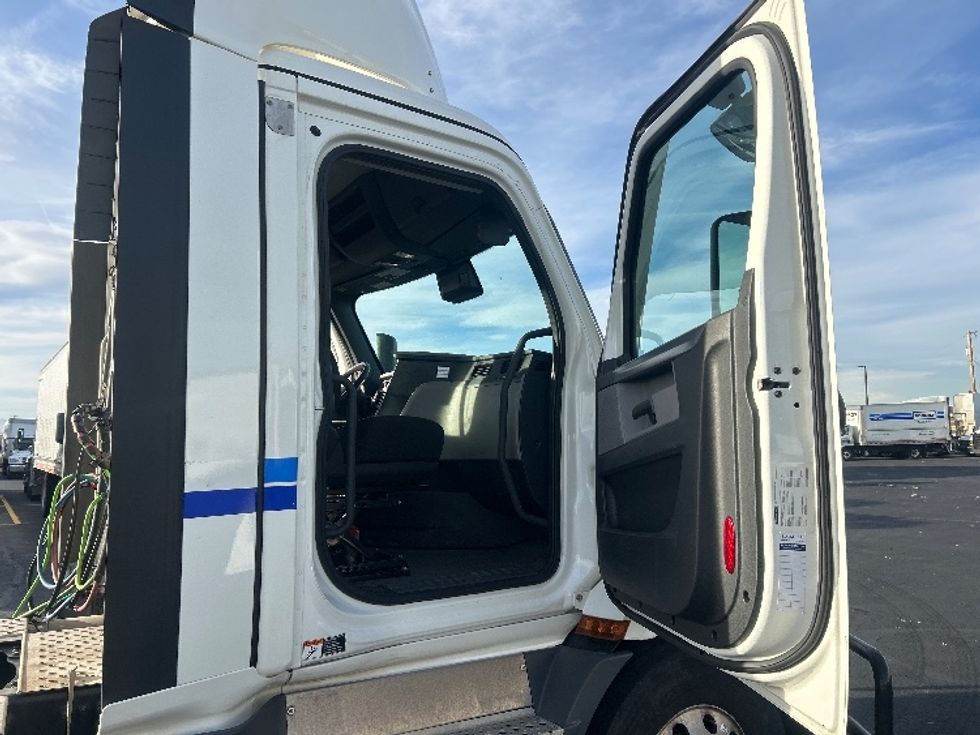 Day Cab Tractor-Heavy Duty Tractors-Freightliner-2022-T11664ST-Greeley-CO-388,100\n\t\tmiles-$ 67,750 - Image 12