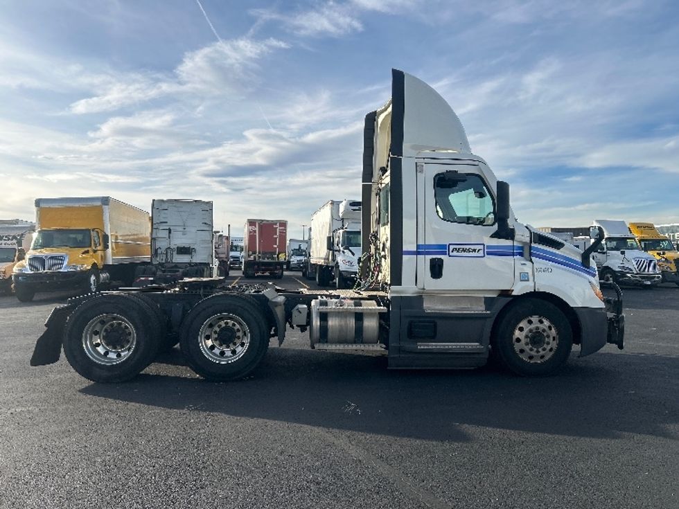 Day Cab Tractor-Heavy Duty Tractors-Freightliner-2022-T11664ST-Greeley-CO-388,100\n\t\tmiles-$ 67,750 - Image 8