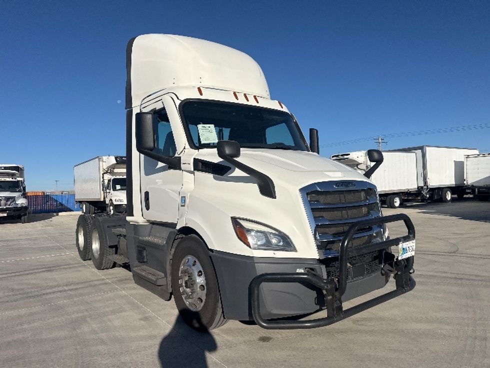 Day Cab Tractor-Heavy Duty Tractors-Freightliner-2022-T11664ST-Greeley-CO-496,903\n\t\tmiles-$ 51,500 - Image 1